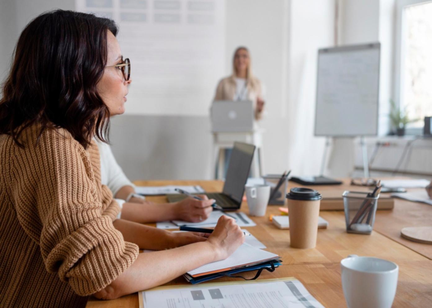 Finanzanalyst arbeitet mit mehreren Bildschirmen und Software-Tools