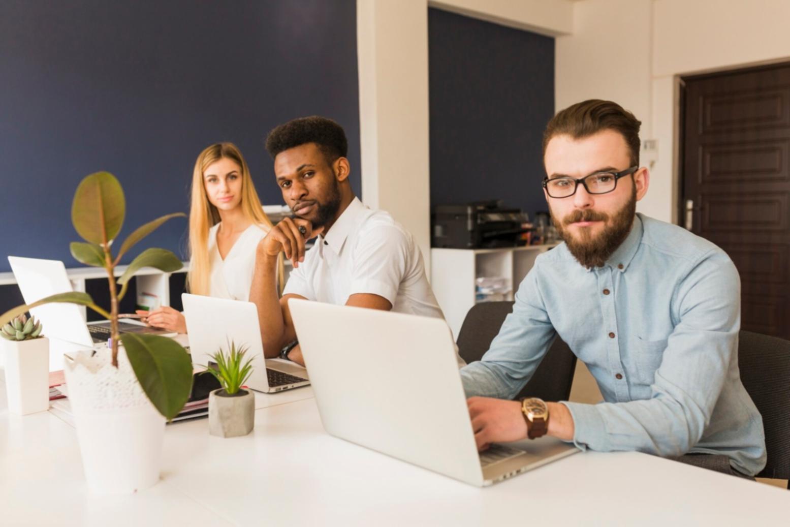 Finanzexperte bei der Arbeit mit Analysesoftware
